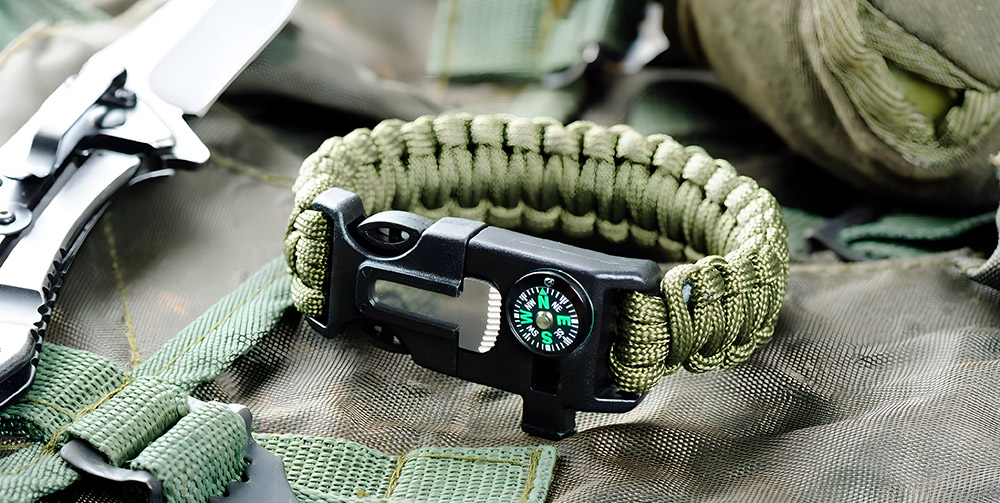 Survival paracord bracelet