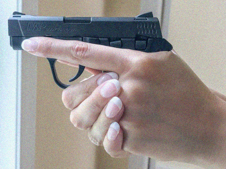  How to grip a pistol with large hands?